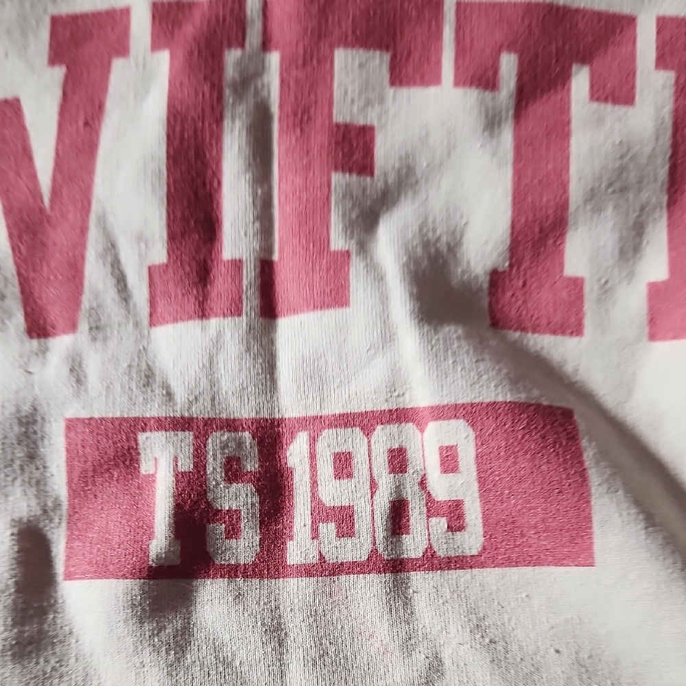 🔥SWIFTIE🔥 Gildan Tan Crewneck Sweater with Pink Graphic - Picture 3 of 7